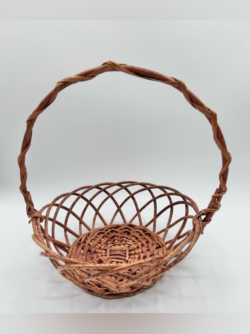 Vintage Grape Vine Open Gathering Basket Round 10” x 9”